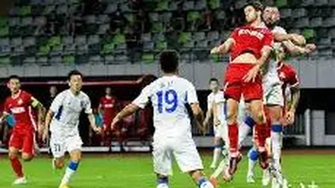 人形机器人足球大赛激战正酣，频繁跌倒无守门员，晋级队伍全力进攻